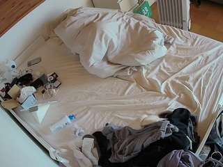 voyeurcam-julmodels-greybed-1