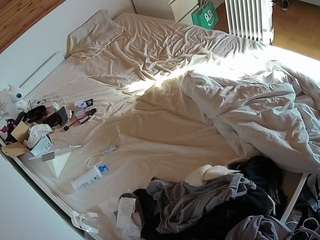 voyeurcam-julmodels-greybed-1