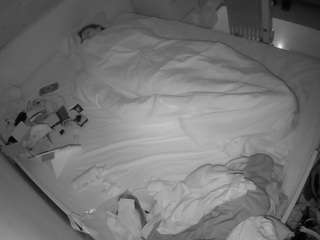 voyeurcam-julmodels-greybed-1