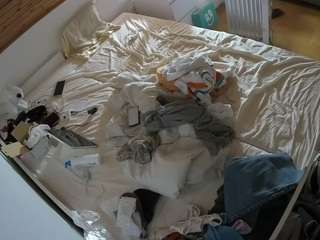 voyeurcam-julmodels-greybed-1