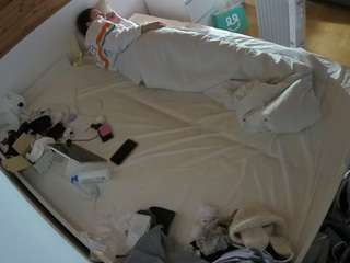 voyeurcam-julmodels-greybed-1