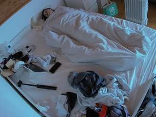 voyeurcam-julmodels-greybed-1
