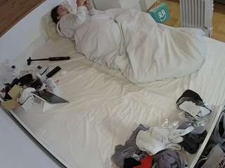 voyeurcam-julmodels-greybed-1