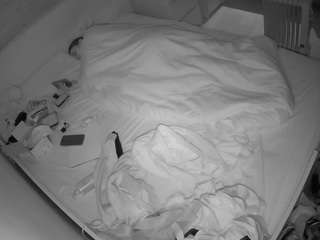 voyeurcam-julmodels-greybed-1