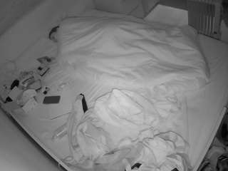 voyeurcam-julmodels-greybed-1