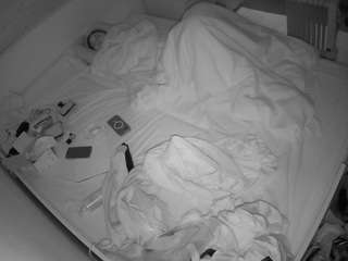 voyeurcam-julmodels-greybed-1