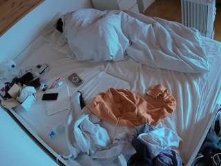 voyeurcam-julmodels-greybed-1