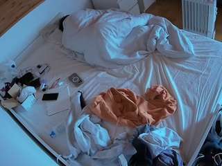 voyeurcam-julmodels-greybed-1