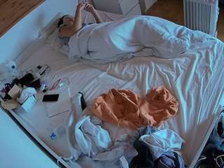voyeurcam-julmodels-greybed-1