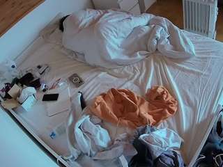 voyeurcam-julmodels-greybed-1