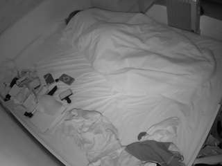 voyeurcam-julmodels-greybed-1
