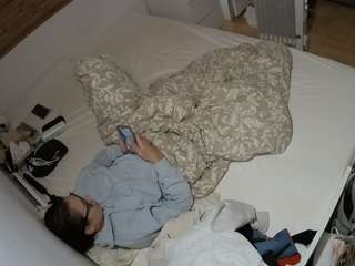 voyeurcam-julmodels-greybed-1