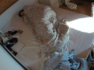 voyeurcam-julmodels-greybed-1