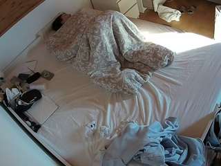voyeurcam-julmodels-greybed-1