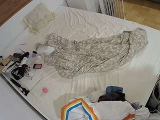 voyeurcam-julmodels-greybed-1