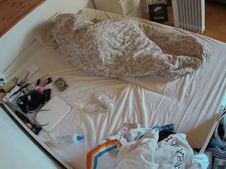 voyeurcam-julmodels-greybed-1