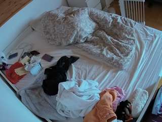 voyeurcam-julmodels-greybed-1 webcam