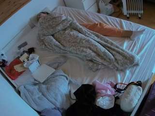 voyeurcam-julmodels-greybed-1 webcam
