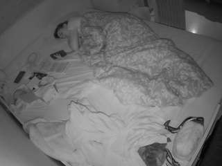 voyeurcam-julmodels-greybed-1