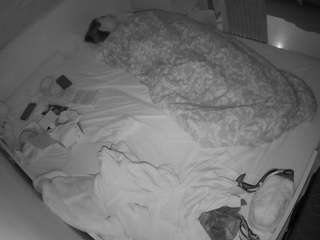 voyeurcam-julmodels-greybed-1