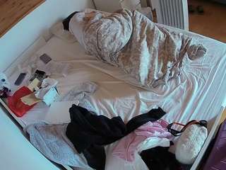 voyeurcam-julmodels-greybed-1