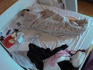 voyeurcam-julmodels-greybed-1