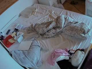 voyeurcam-julmodels-greybed-1