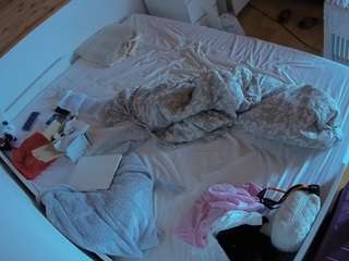 voyeurcam-julmodels-greybed-1
