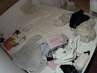 voyeurcam-julmodels-greybed-1