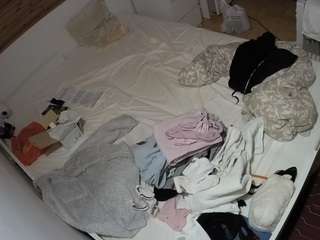 voyeurcam-julmodels-greybed-1