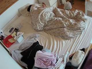 voyeurcam-julmodels-greybed-1