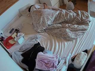 voyeurcam-julmodels-greybed-1