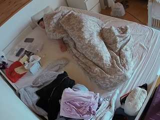 voyeurcam-julmodels-greybed-1