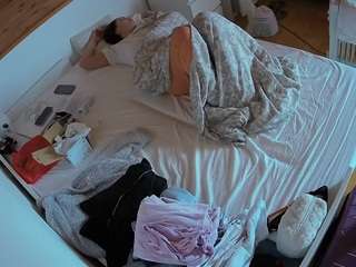 voyeurcam-julmodels-greybed-1