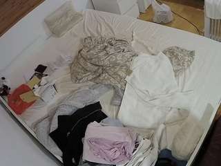 voyeurcam-julmodels-greybed-1