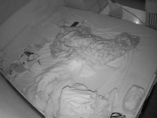 voyeurcam-julmodels-greybed-1