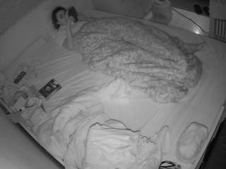 voyeurcam-julmodels-greybed-1