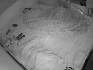 voyeurcam-julmodels-greybed-1 webcam
