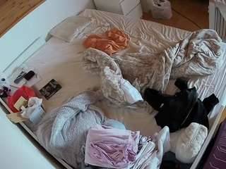 voyeurcam-julmodels-greybed-1