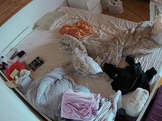 voyeurcam-julmodels-greybed-1