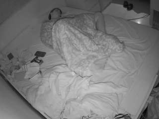 voyeurcam-julmodels-greybed-1