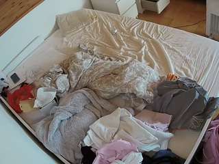 voyeurcam-julmodels-greybed-1