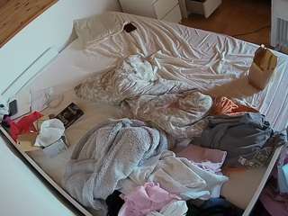 voyeurcam-julmodels-greybed-1 webcam