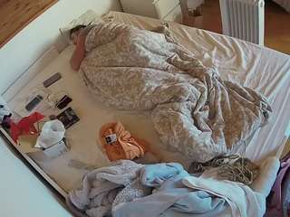 voyeurcam-julmodels-greybed-1 webcam