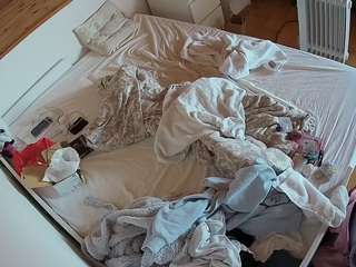 voyeurcam-julmodels-greybed-1 webcam