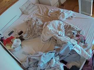 voyeurcam-julmodels-greybed-1 webcam
