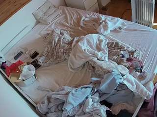 voyeurcam-julmodels-greybed-1 webcam