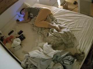 voyeurcam-julmodels-greybed-1 webcam