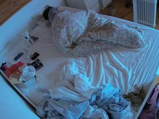voyeurcam-julmodels-greybed-1
