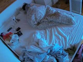 voyeurcam-julmodels-greybed-1